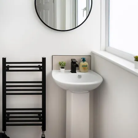 Апартаменты Modern 4 Bed House-Free Parking Burton  Экстерьер фото
