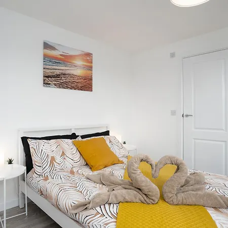 Апартаменты Modern 4 Bed House-Free Parking Burton  Экстерьер фото