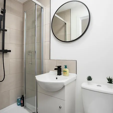Апартаменты Modern 4 Bed House-Free Parking Burton  Экстерьер фото