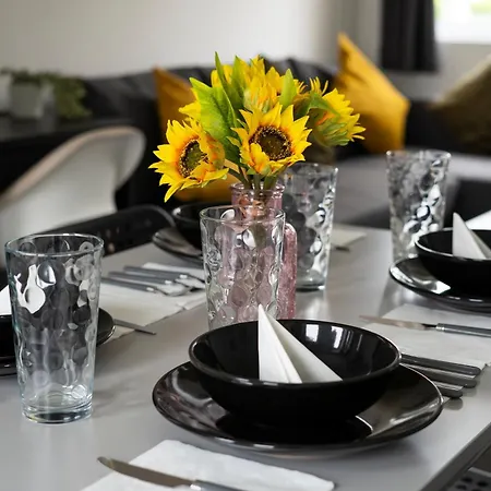 Апартаменты Modern 4 Bed House-Free Parking Burton  Экстерьер фото