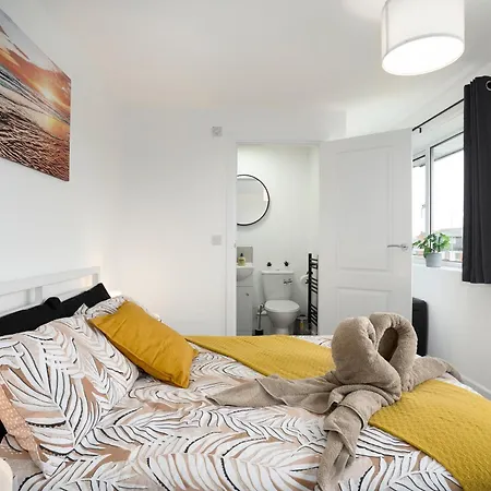 Апартаменты Modern 4 Bed House-Free Parking Burton  Экстерьер фото