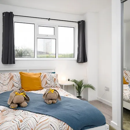 Апартаменты Modern 4 Bed House-Free Parking Burton  Экстерьер фото