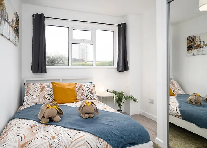 Modern 4 Bed House-Free Parking