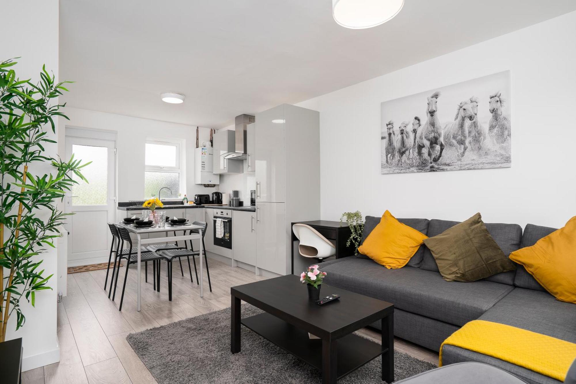 Apartment Modern 4 Bed House-free Parking *