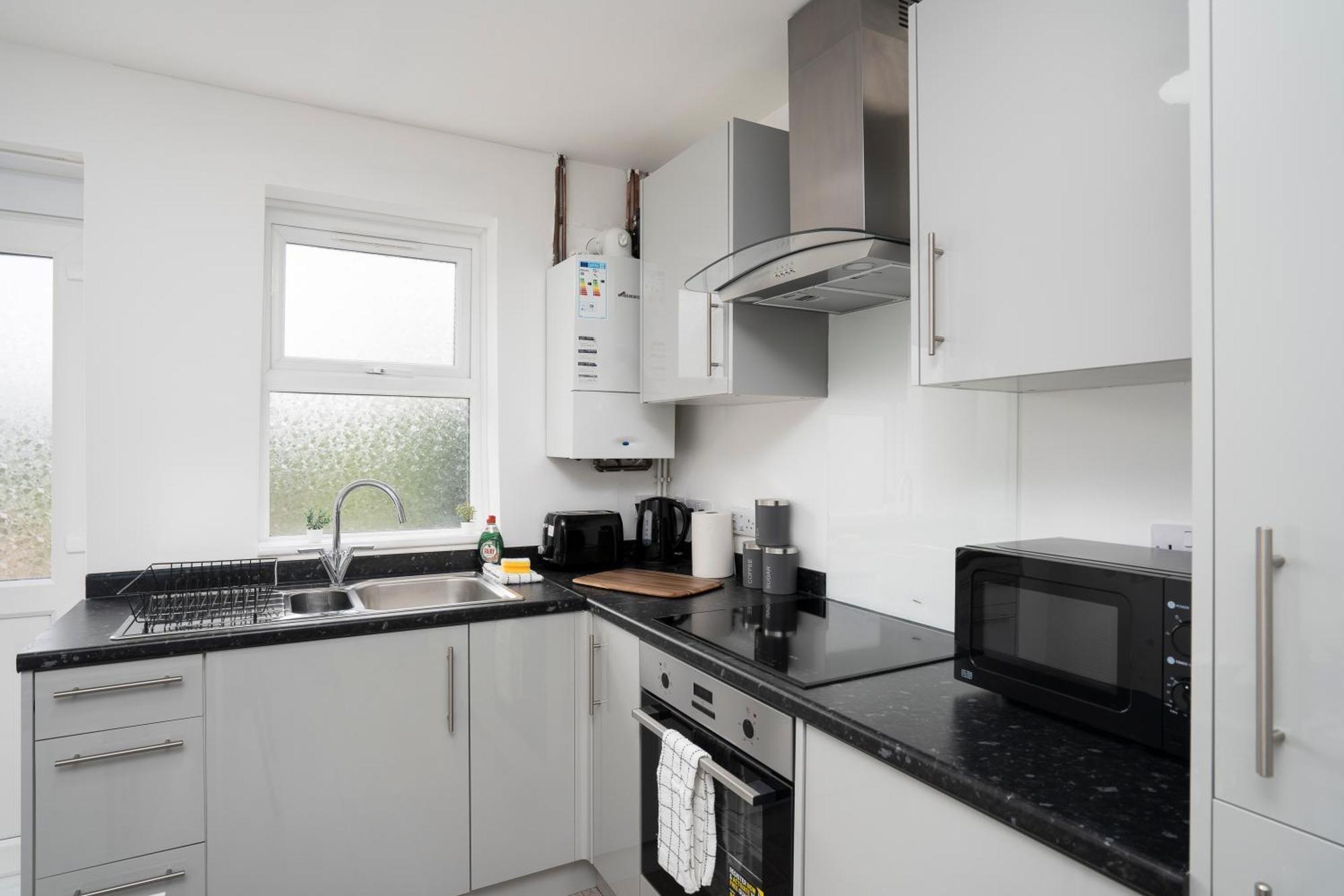 Modern 4 Bed House-free Parking *