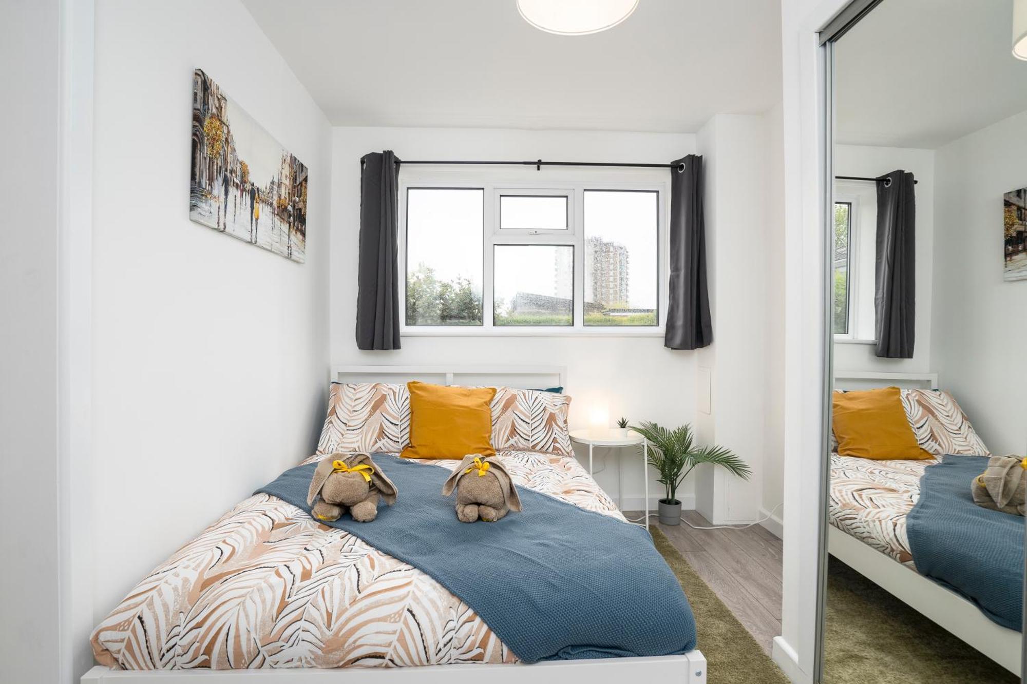 Apartment Modern 4 Bed House-free Parking *