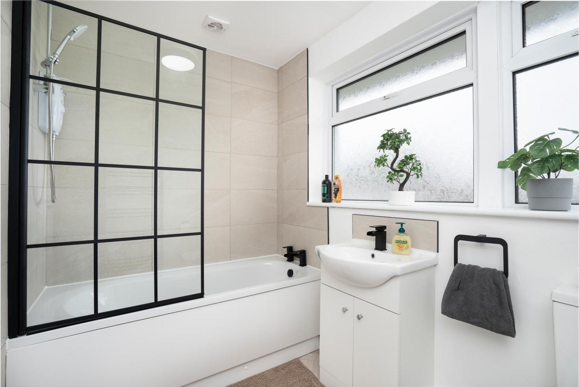 Modern 4 Bed House-free Parking