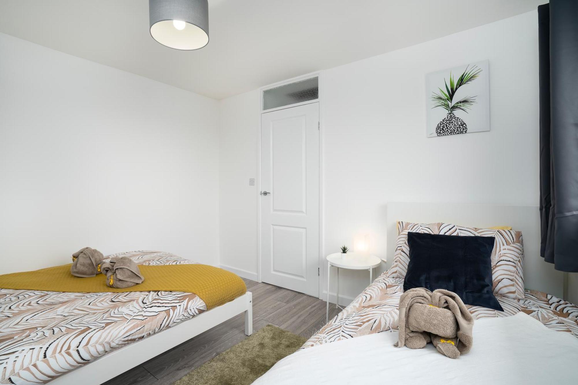 Modern 4 Bed House-free Parking Apartment