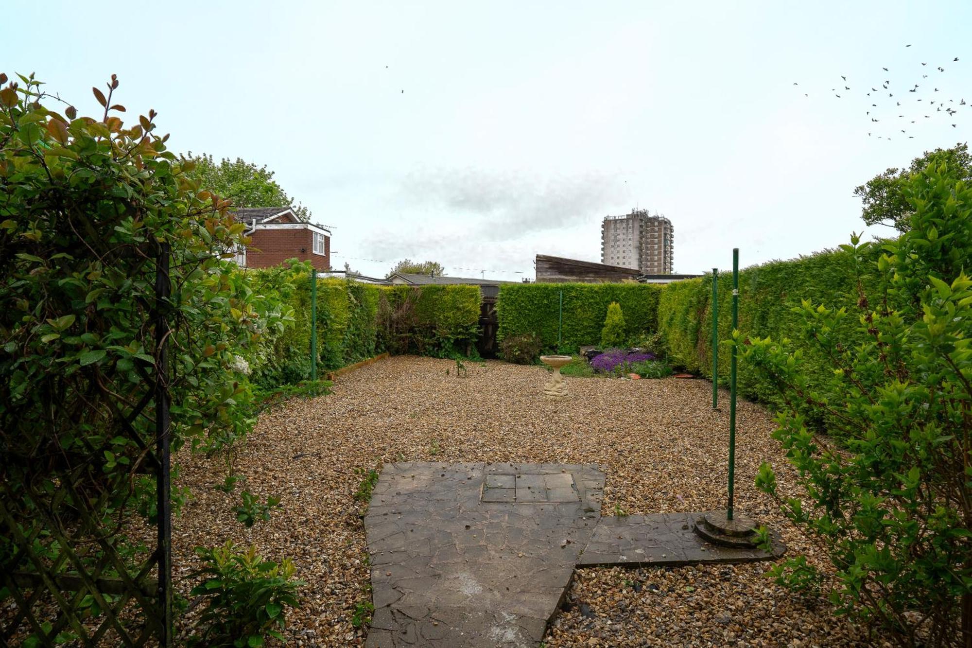 Modern 4 Bed House-free Parking