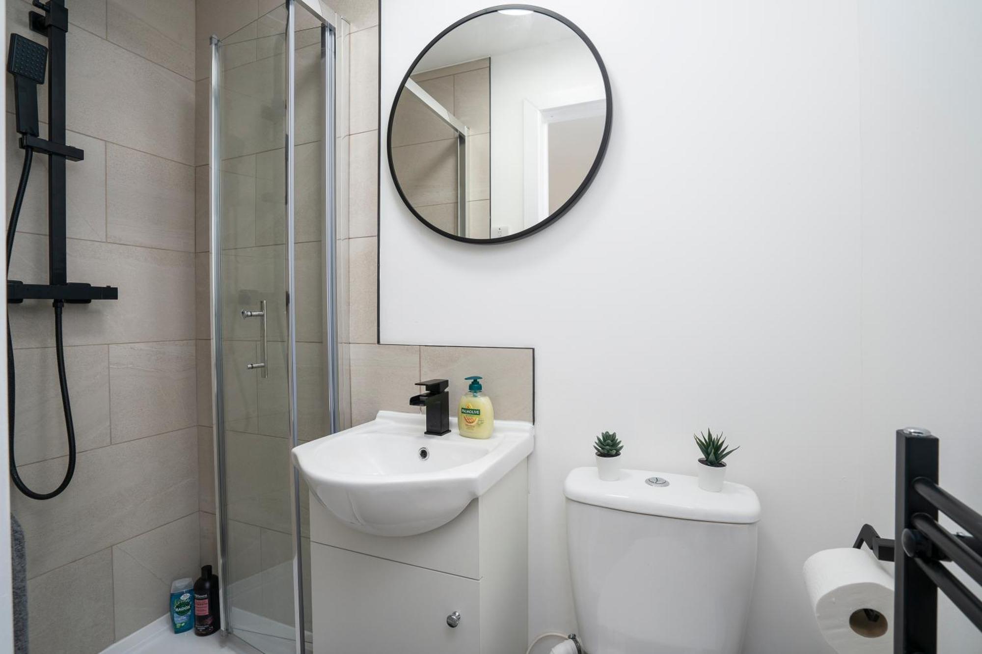 Modern 4 Bed House-free Parking Apartment *