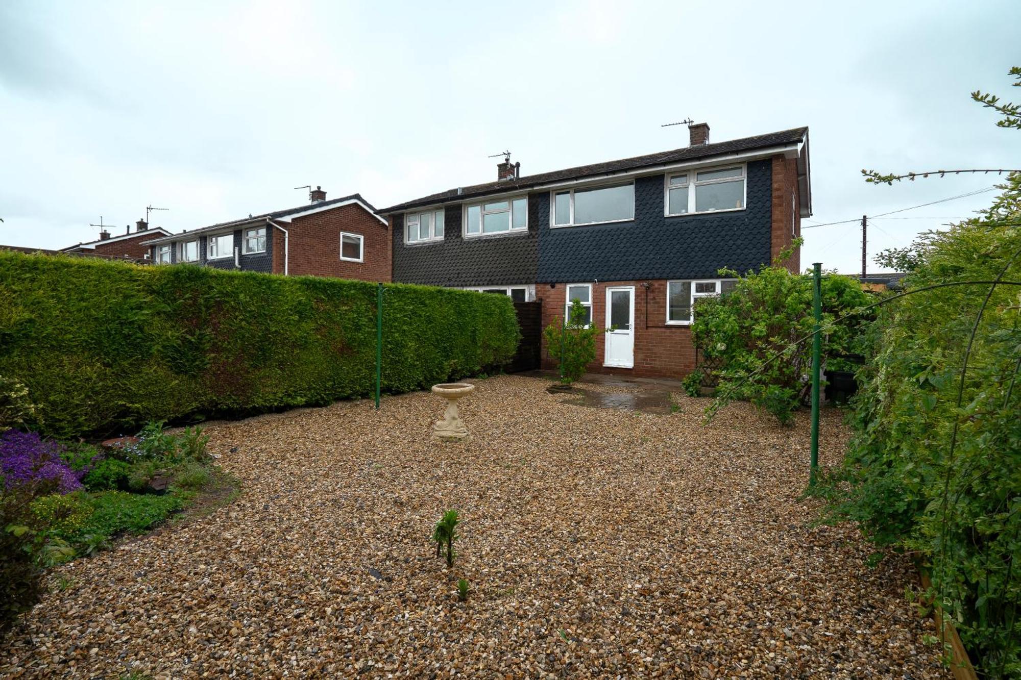 Modern 4 Bed House-free Parking *