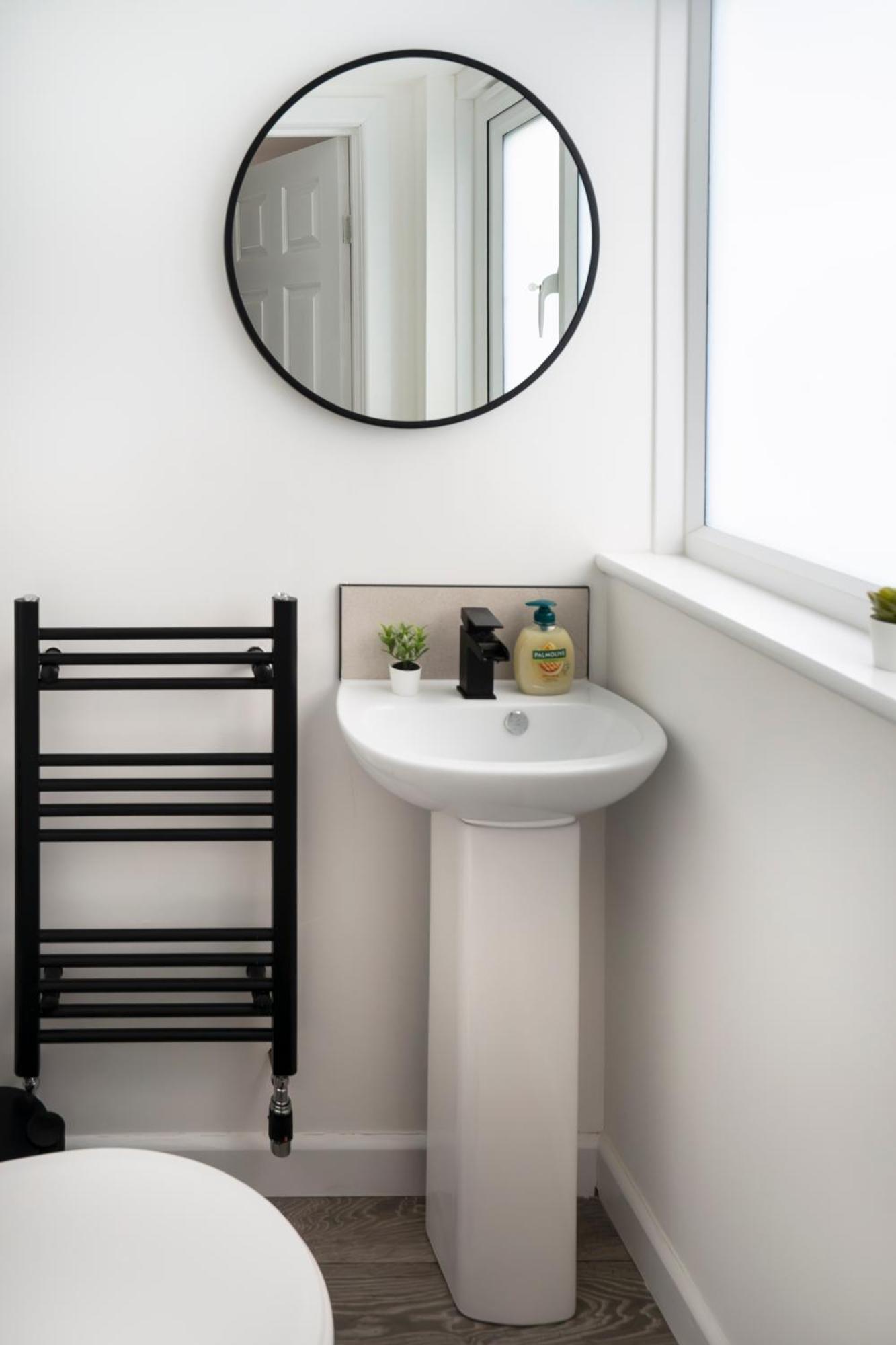 Modern 4 Bed House-free Parking Apartment