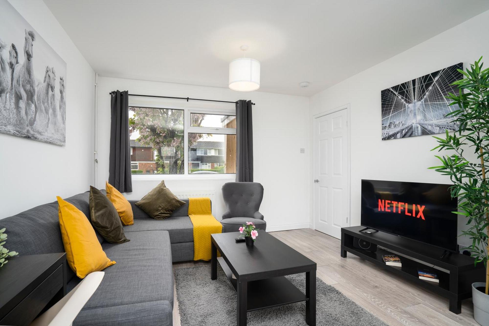 Apartment Modern 4 Bed House-free Parking *
