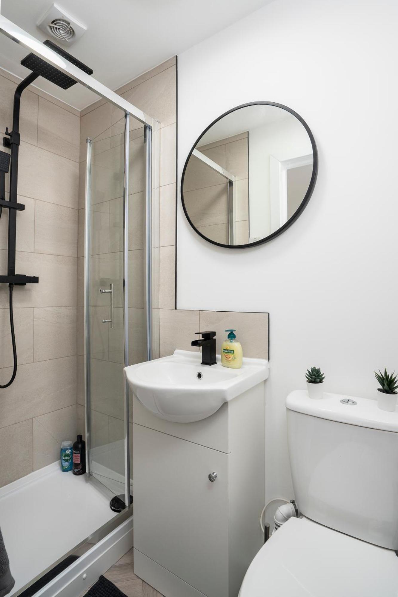 Modern 4 Bed House-free Parking Apartment