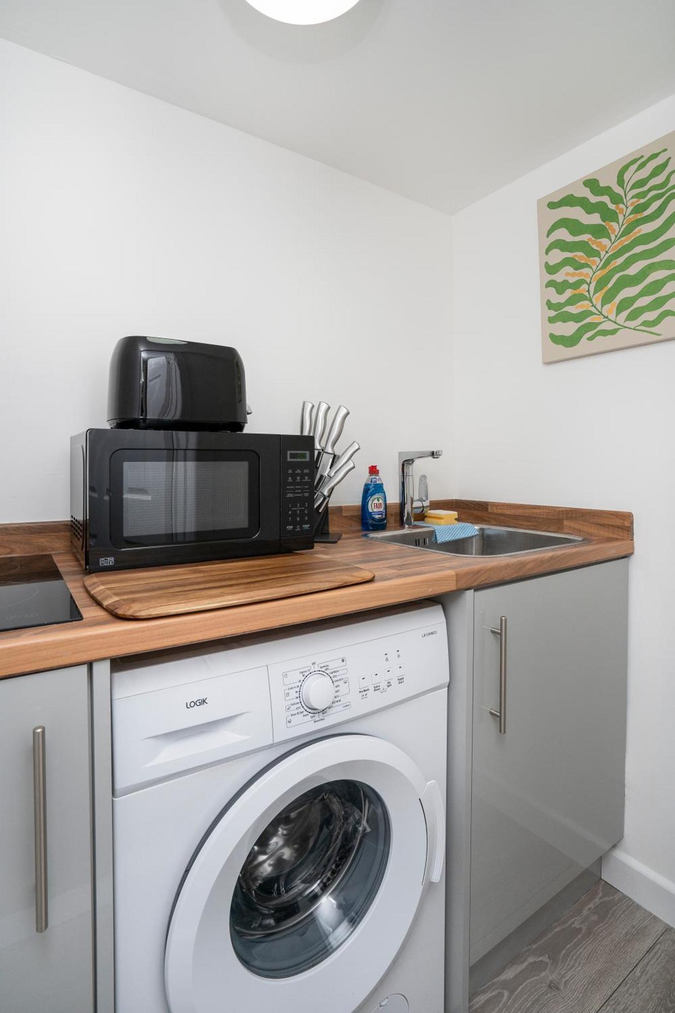 Modern 4 Bed House-free Parking Apartment
