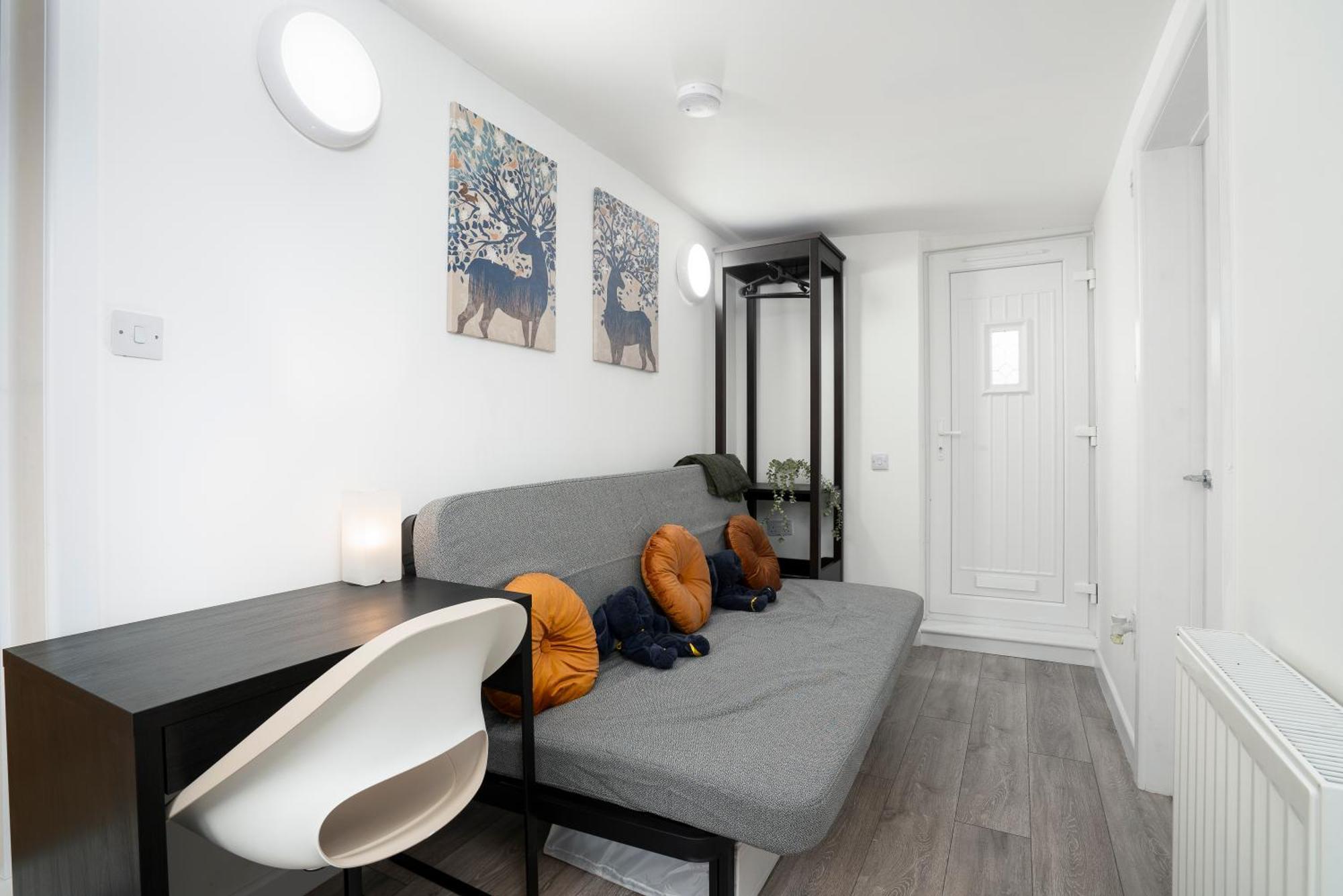 Modern 4 Bed House-free Parking Apartment *