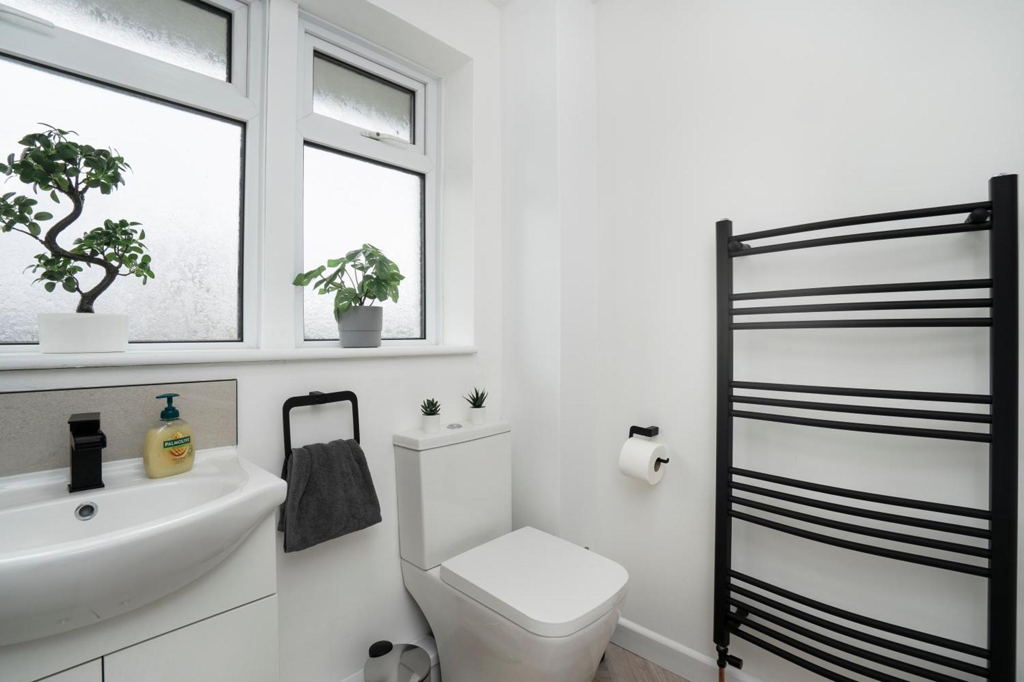 Modern 4 Bed House-free Parking Appartamento